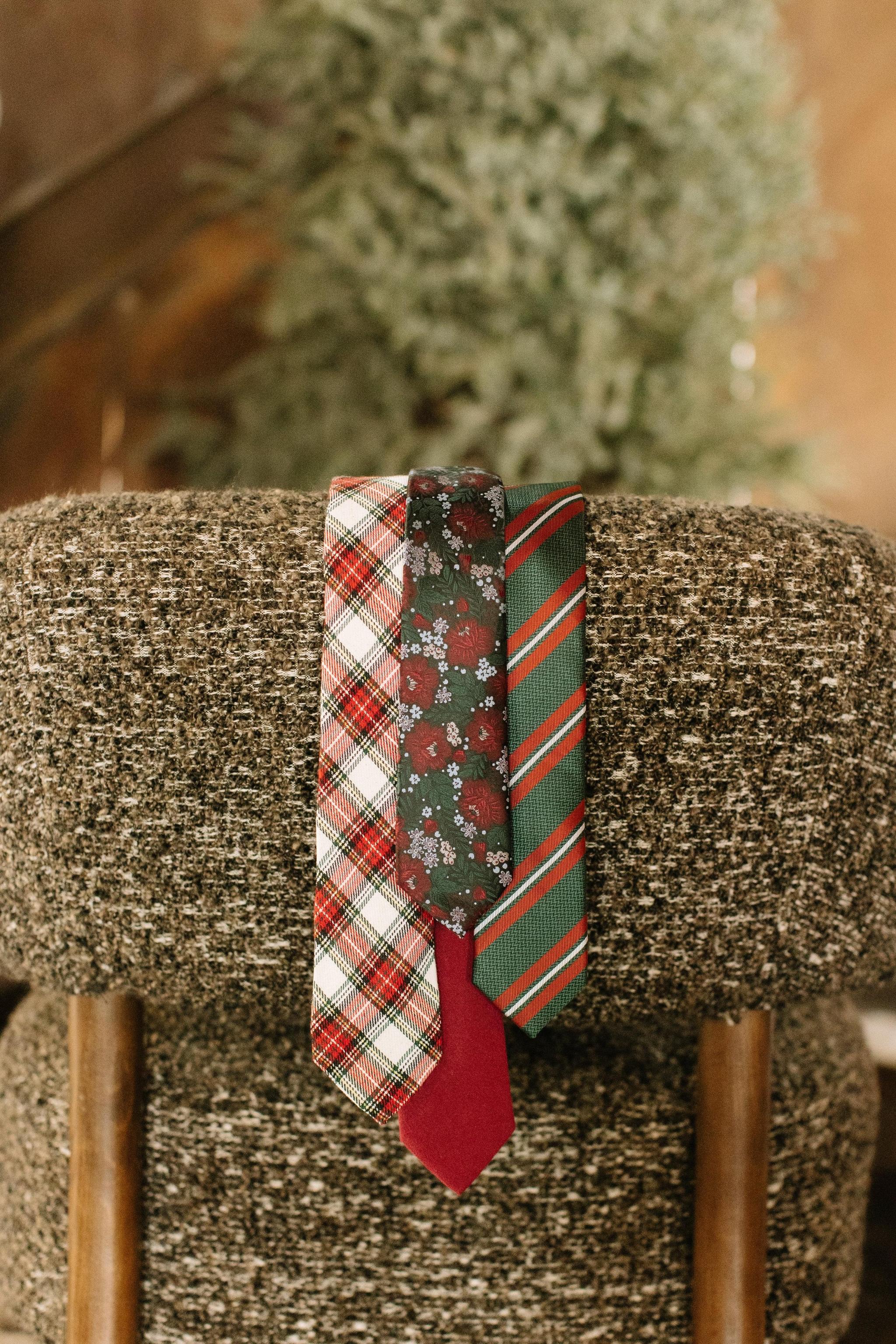 Ebenezer Stripe - Men's Pre-tied Bow Tie - Image 3